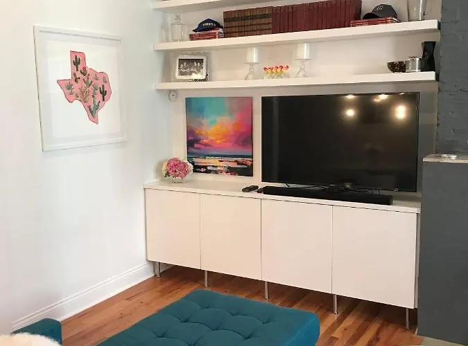 Walk To Lincoln Park, North Avenue Beach, And Second City! Lovely Old Town Charm! *
