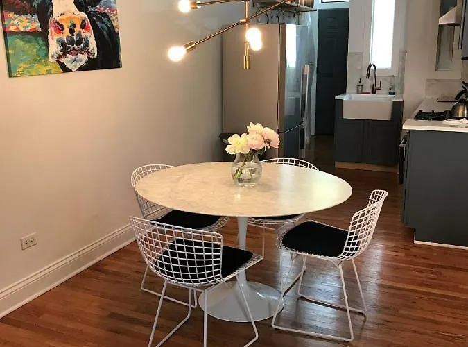 Apartment Walk To Lincoln Park, North Avenue Beach, And Second City! Lovely Old Town Charm!