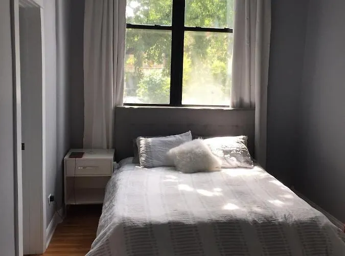 Walk To Lincoln Park, North Avenue Beach, And Second City! Lovely Old Town Charm! Apartment Chicago