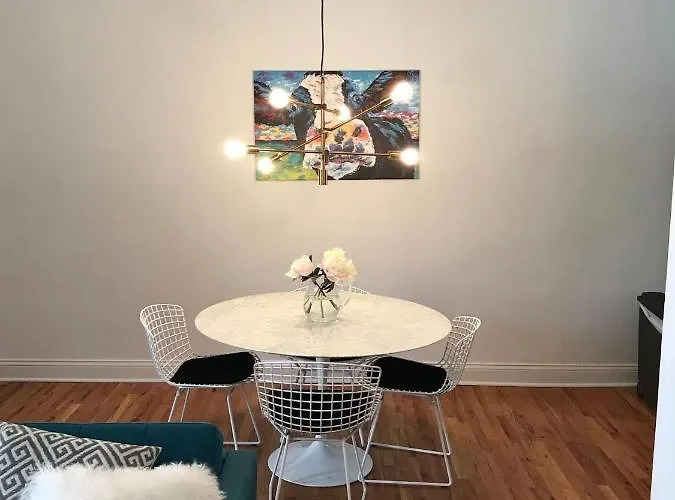 Apartment Walk To Lincoln Park, North Avenue Beach, And Second City! Lovely Old Town Charm! Chicago