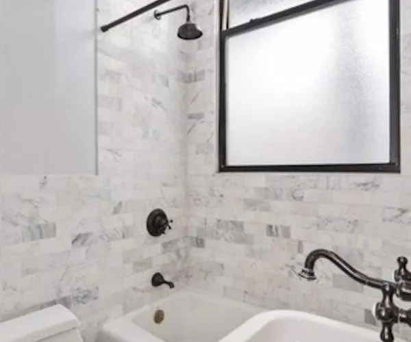 Apartment Walk To Lincoln Park, North Avenue Beach, And Second City! Lovely Old Town Charm!