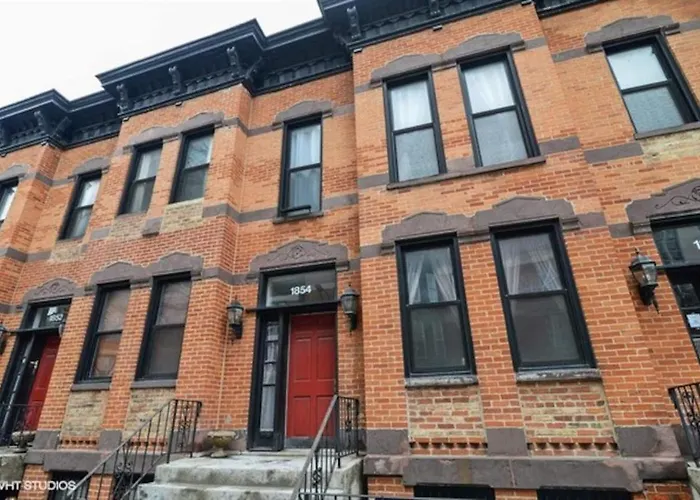 Walk To Lincoln Park, North Avenue Beach, And Second City! Lovely Old Town Charm! Chicago