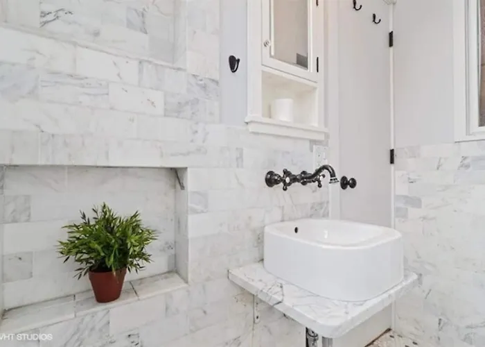 Walk To Lincoln Park, North Avenue Beach, And Second City! Lovely Old Town Charm! Apartment